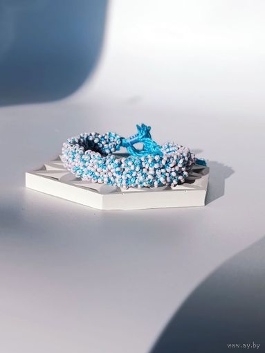 Широкий вязаный браслет из бисера