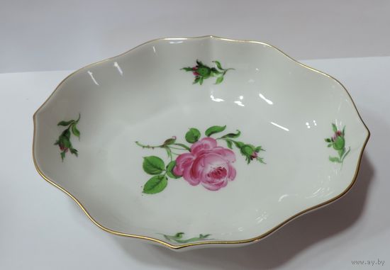 Вазочка фарфоровая фирмы Мейсен  (Meissen ) 60-е годы Германия. Размер 12 - 15.5 см. Высота 3.2 см.