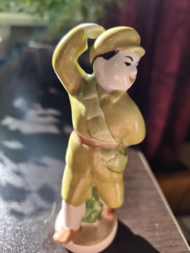 Статуэтка "Танцующий мальчик-солдат"