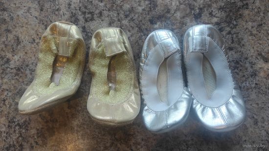Чешки 2 пары серебро и золото. По стельке 15,5 см, натуральная кожа, очень мягкая. Хорошее состояние. Цена за 2 пары 25,00