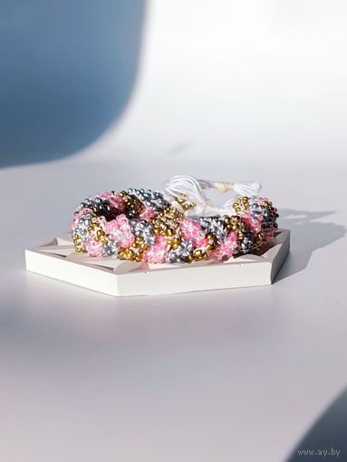 Широкий вязаный браслет из бисера