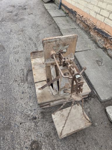 Старинные напольные весы на 200 кг