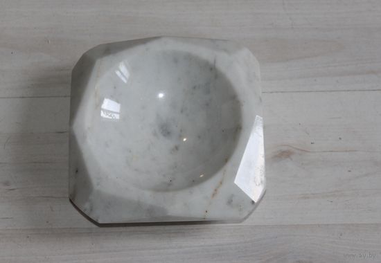 Пепельница тяжелая, из натурального камня.