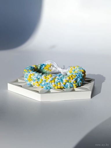 Широкий вязаный браслет из бисера