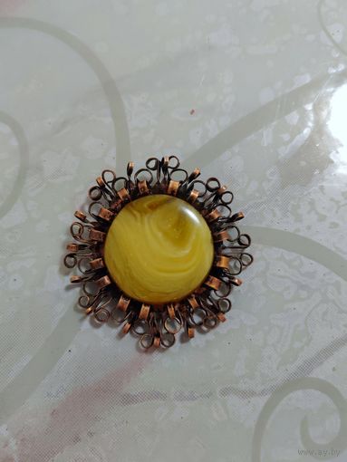 Брошь СССР Балтийский янтарь в бронзе