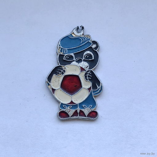 Мишка с футбольным мячом