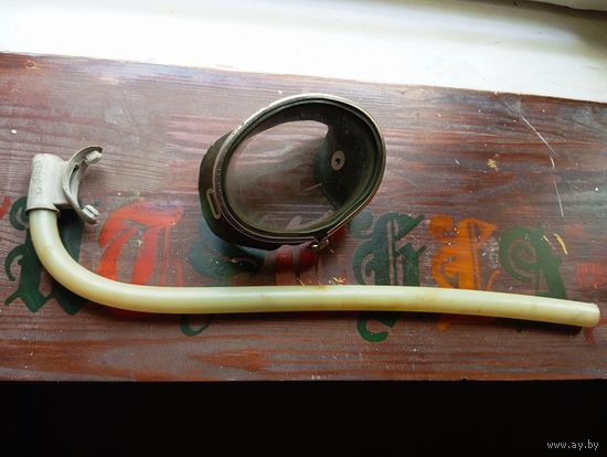 - Маска с трубкой для подводного плавания