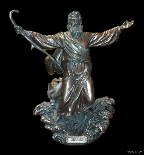 Моисей, раздвигающий Красное море. Полистоун, бронзовое напыление.