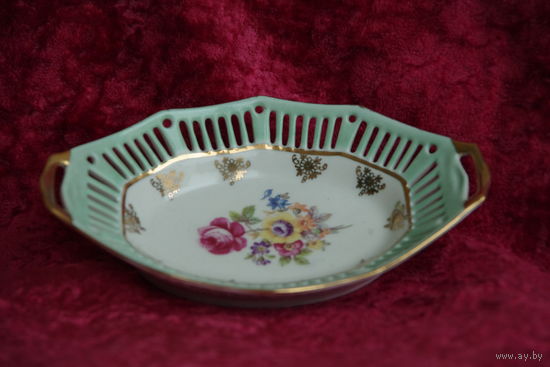 Ваза - конфетница ( Германия )  10,5 см х 16,5 см  см  , целая