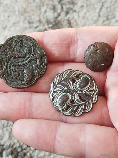 Старинные гражданские пуговицы,одна очень крупная