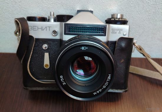Винтажная пленочная зеркальная камера Зенит ЕТ с объективом Гелиос-44М светосильным объективом с фокусным расстоянием 58 мм и диафрагмой f/2 в родной коробке и с родным чехлом .