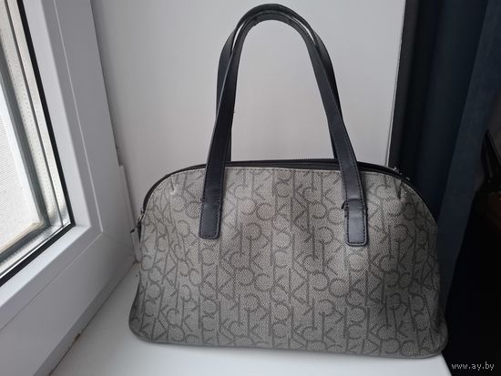 Сумочка Calvin  Klein. США. Размер 35 см на 19 см. Ширина дна 16 см