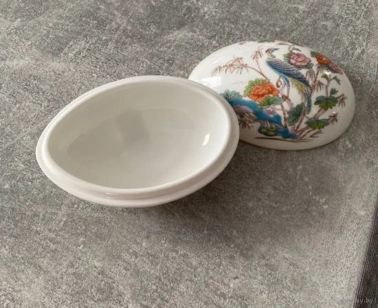 Винтажная фарфоровая шкатулка в форме яйца от Wedgwood.