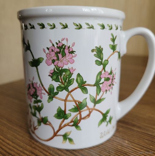 Кружка с ботаническим рисунком.