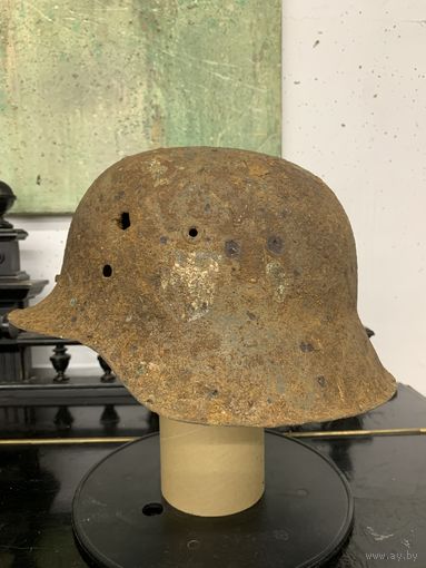 Каска шлем М42 с боевыми повреждениями