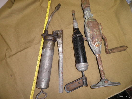 Шприц-маслёнка 2 шт. и ручная дрель времён СССР.