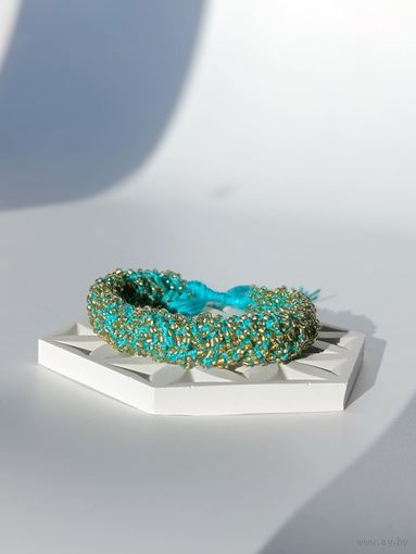 Широкий вязаный браслет из бисера