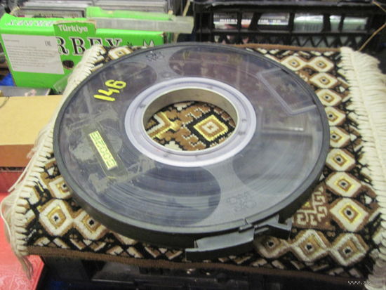 Магнитная лента-накопитель для хранения информации.