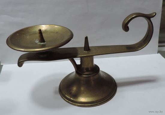 Подсвечник с рукой. Европа. Высота 11.5 см. Латунь.