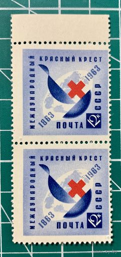 СССР 1963 "100 лет Международному Красному Кресту. Юбилейная эмблема Международного Красного Креста." Вертикальная пара с полем ** 463