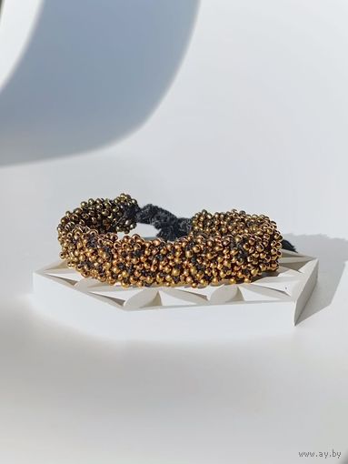 Широкий вязаный браслет из бисера