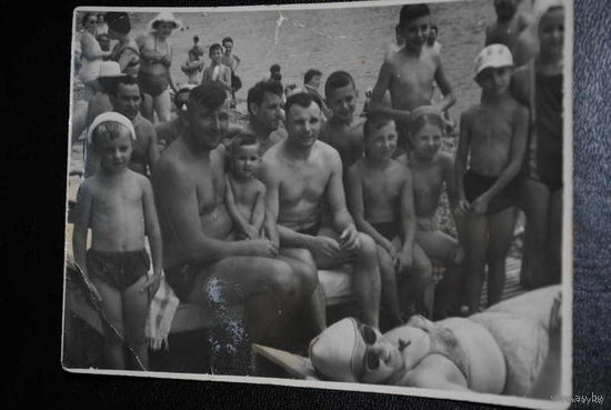 Продам любительскую фотографию Ю.А. Гагарина: лётчик-космонавт СССР, первый человек в мире, совершивший полёт в космическое пространство. Сфотографирован в середине 60-х годов, - на пляже военного сан