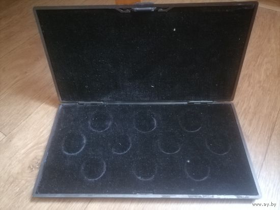 Футляр для монет Memorable Coins of Russia 92. Пластмасса. Размер 27см на 14 см. диаметр ячеек 3 см