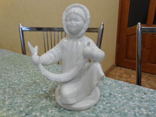 Фарфоровая статуэтка. Якутка с рыбой. ЛФЗ