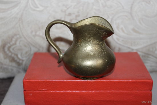 Тяжёлый, декоративный кувшинчик, латунное литьё, высота 8 см.