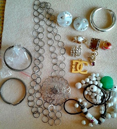Лот бижутерии: бусы, клипсы, серьги, кулоны.