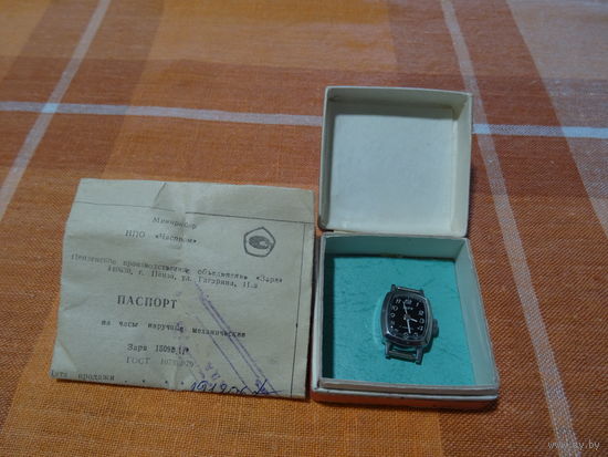 Часы  женские "Заря", 1509В.1, 31.10.1989 г., новые , в родной коробке, с паспортом, не ношены, на ходу.
