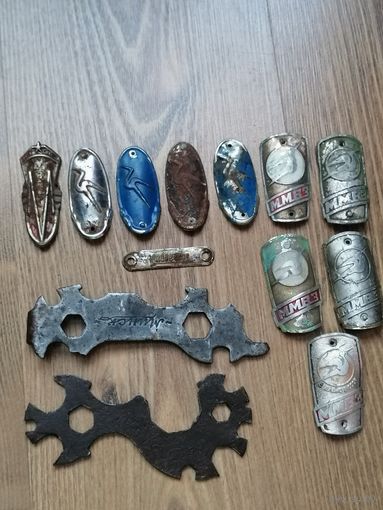 Велосипедные эмблемы и ключи.