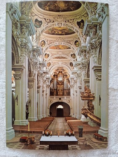 Германия, Пассау. Собор св. Стефана. Центральный алтарь с кафедрой и видом на орган