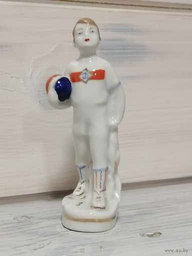 Фарфоровая статуэтка" Юный Динамовец" Барановка.