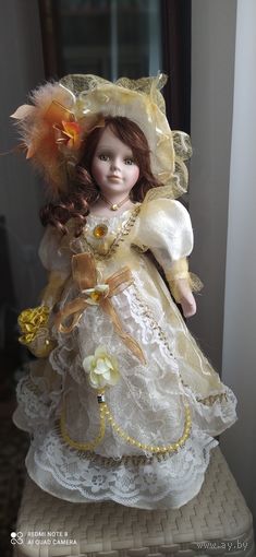 Кукла фарфоровая
