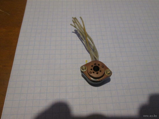 Гнездо под радиолампу.