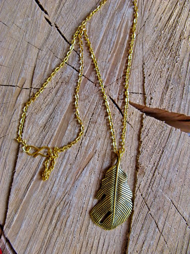 Подвеска с золотистым перышком