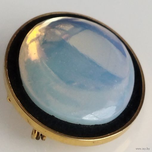Винтажная крупная овальная брошь - подвеска  со вставкой опалита . Позолота. 4,5х3,5 см