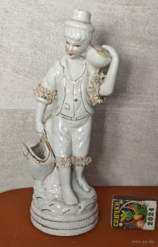 Девушка с кувшином статуэтка