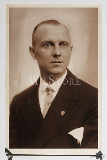 Студийный портрет. Фрачник ( Спортивный знак DRA\DRL). Германия 1930-е года.