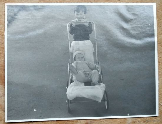 Фото с детской коляской. 1965 г. 8.5х11 см.
