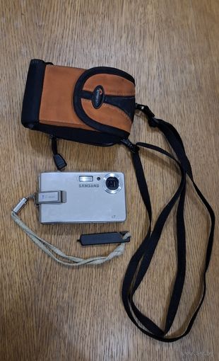 Редкий цифровой фотоаппарат Samsung i7 с родным стилусом. Пытается включиться, но не включается, только индикатор моргнет и все. Батарея старая. Состояние на фото.