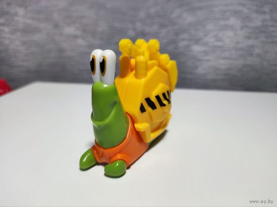 Улитка фигурка игрушка киндер kinder гонка жуков