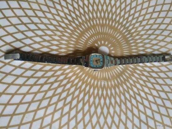 Часы наручные с браслетом ЛУЧ , 17 камней, тикают. Состояние на скане.