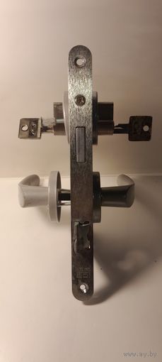 Дверной замок в комплекте