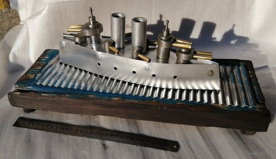 "Крейсер". Железо, дерево, арт объект. 50х20х21 см., 2,5кг