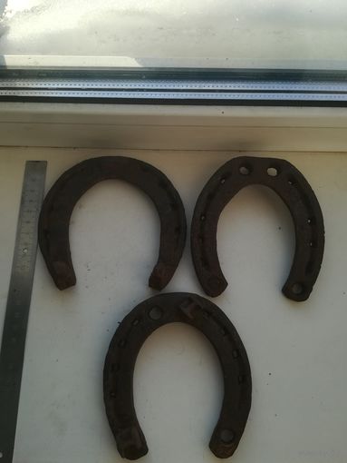 Три немецкие подковы. Есть клейма.