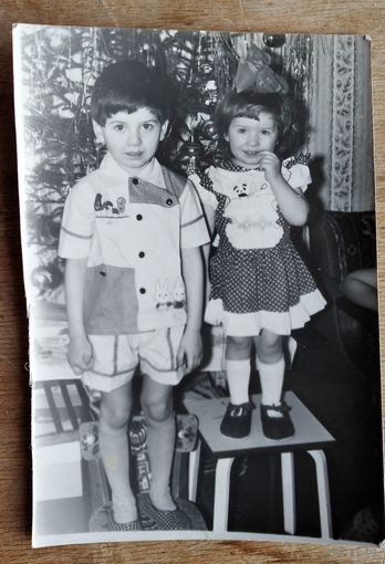 Фото детей у новогодней елки. 9х13 см.