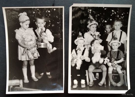 2 фото детей с игрушками у новогодней елки. 1962 г. 12х17 см.Цена за оба
