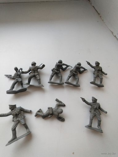 Солдатики 8 шт.